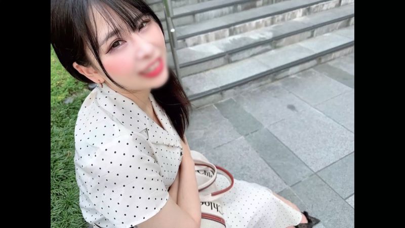 一個超S痴女向我吐口水，說：&ldquo;你別自己興奮！&rdquo;並給了我一個粘糊糊的打手槍，這讓我發瘋。忍無可忍，用活塞給小姐姐中出'